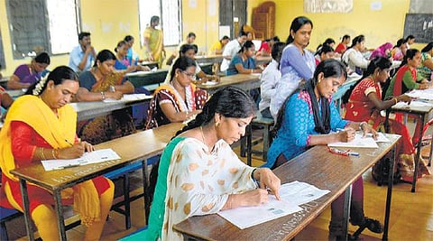 முதுநிலை பட்டதாரி ஆசிரியர் தகுதித் தேர்வு: தமிழகம் முழுவதும் 2 லட்சம் பேர் எழுதினர்﻿