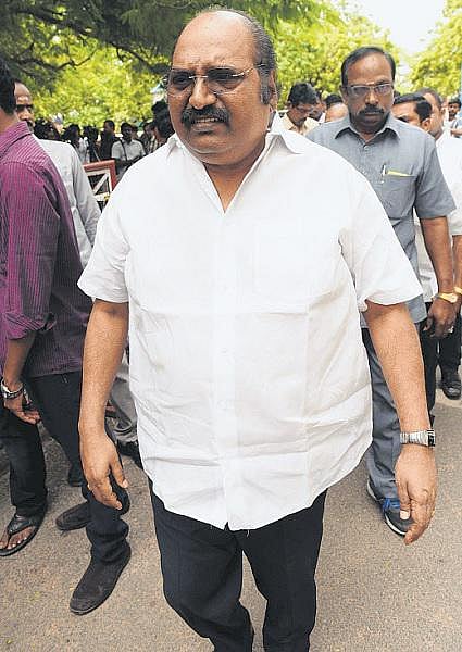 அமைச்சர் ஜெயக்குமார் பேச்சுக்கு எதிர்ப்பு தெரிவித்து சட்டப்﻿பேரவையில் அமளி; ஜெ.அன்பழகன் வெளியேற்றம்﻿: பேரவை துணைத் தலைவரின் நடவடிக்கையை கண்டித்து திமுக வெளிநடப்பு﻿