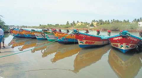 கடலூர் - காரைக்கால் மீனவர்கள் மோதல்﻿﻿: 16 பைபர் படகுகள் சிறைபிடிப்பு