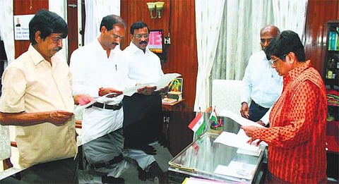 புதுச்சேரி அரசியலில் குழப்பம், பரபரப்பு﻿: நியமன எம்எல்ஏக்களுக்கு ஆளுநர் பதவிப் பிரமாணம்﻿﻿ - நாடாளுமன்றம் முன்பு போராட்டம்: காங்கிரஸ் அறிவிப்பு