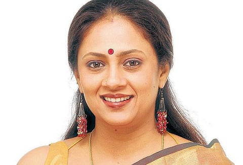 நட்சத்திரங்கள் சம்பளங்களை ஏற்றிவிட்டு உதவிக்காக அழுவது ஏன்?- லட்சுமி ராமகிருஷ்ணன் சரமாரி கேள்வி