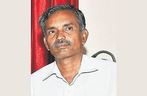 மின்சாரத்தை எப்படி சேமிக்கலாம்? - பொதுமக்களிடம் விழிப்புணர்வு ஏற்படுத்தும் மின்வாரிய ஊழியர்﻿
