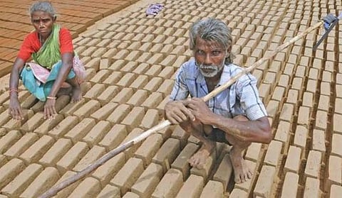 விவசாயிகள் தற்கொலையைத் தடுப்பதுதான் உங்கள் வேலை; நிவாரணங்களை விநியோகிப்பது அல்ல: தமிழக அரசுக்கு உச்ச நீதிமன்றம் அறிவுறுத்தல்