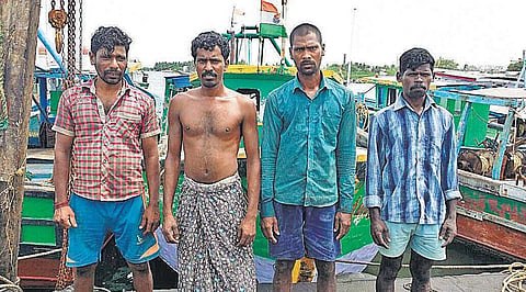 இலங்கை கடற்படையினர் அத்துமீறல்: புதுக்கோட்டை மீனவர்கள் 8 பேர் கைது- ரோந்து படகால் இடித்து மீன்பிடி படகு மூழ்கடிப்பு