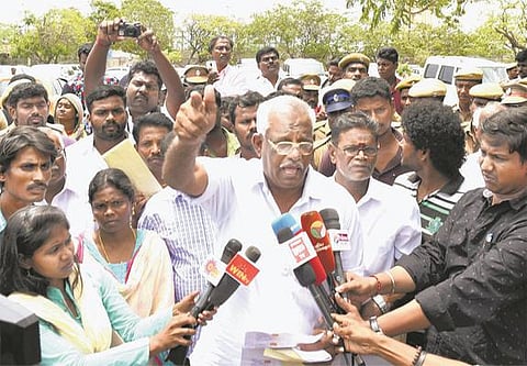 கோட்டையை முற்றுகையிட வந்த ஓய்வு பெற்ற போலீஸார், குடும்பத்தினர் கைது﻿﻿: போராட்டத்தில் பங்கேற்ற 3 பெண் போலீஸாரிடம் விசாரணை﻿