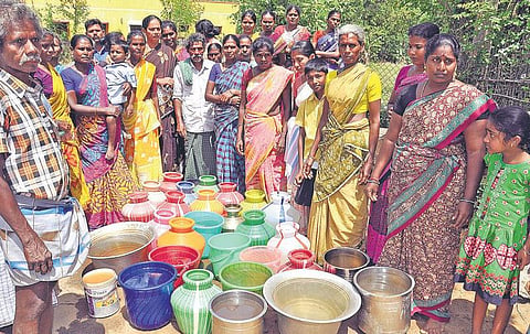 கதிராமங்கலத்தில் 6-வது நாளாக கடையடைப்பு: பொது குடிநீர் குழாயில் எண்ணெய் கசிவு- பொதுமக்கள் உண்ணாவிரதம்; போராட்டம் தீவிரம்