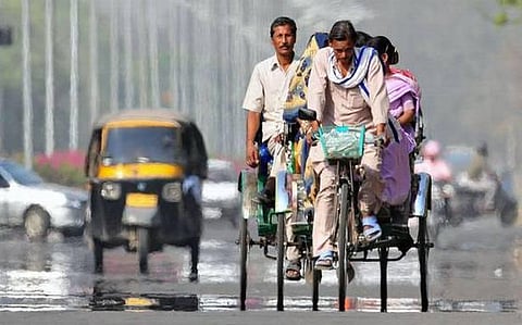 உ.பி.யில் ஆம்புலன்ஸ் தர சுகாதாரத் துறையினர் மறுப்பு﻿: ரிக்ஷாவில் சடலத்தை கொண்டு சென்ற குடும்பத்தினர்﻿