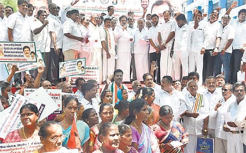 தமிழக மீனவர்கள், படகுகளை மீட்காவிட்டால் காங்கிரஸ் சார்பில் தொடர் போராட்டம்: மத்திய, மாநில அரசுகளுக்கு திருநாவுக்கரசர் எச்சரிக்கை