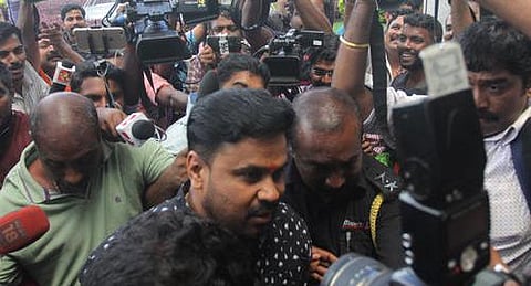 மலையாள நடிகர் திலீப்  கேரள  நடிகர், தயாரிப்பாளர் சங்கங்களில் இருந்து நீக்கம்