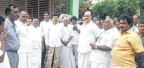 திவாகரன் ஏற்பாட்டில் மன்னார்குடியில் நடைபெற இருந்த எம்ஜிஆர் நூற்றாண்டு விழா ஒத்திவைப்பு