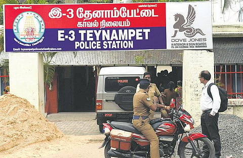 தேனாம்பேட்டை காவல் நிலையத்தில் பெட்ரோல் குண்டு வீச்சு﻿: மர்ம நபர்களை பிடிக்க 4 தனிப்படை அமைப்பு﻿