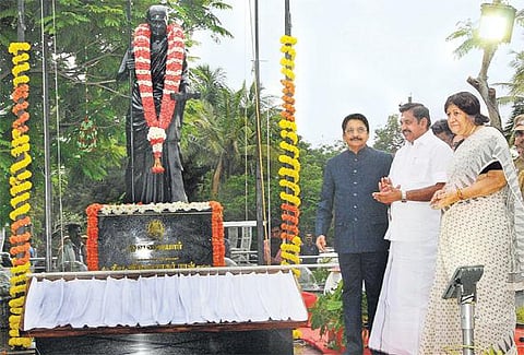 கிண்டி ஆளுநர் மாளிகையில்﻿ அவ்வையார் சிலையை ஆளுநர் திறந்து வைத்தார்﻿
