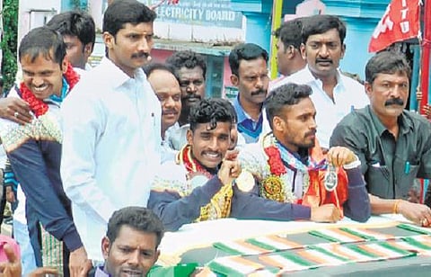 ஆசிய போட்டியில் பதக்கம் தமிழக வீரர்களுக்கு பாராட்டு﻿