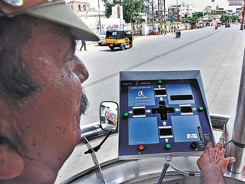 கோவையில் சிக்னல்களைக் கட்டுப்படுத்தும் கருவி அறிமுகம்﻿: போக்குவரத்து நெரிசலுக்கு தீர்வு காண புதிய முயற்சி﻿