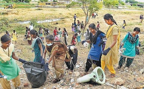 தாமிரபரணியில் ஒரே நாளில் 7 டன் குப்பைகள் அகற்றம்﻿: 5 கி.மீ. தூரம் பொலிவு பெற்றது நதிக்கரை﻿ - கல்லூரி மாணவிகள், தன்னார்வலர்கள் திரண்டு சுத்தப்படுத்தினர்﻿