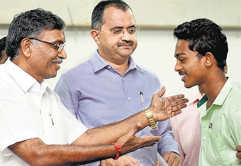 பொறியியல் படிப்பு மாணவர் சேர்க்கை: தொழிற்கல்வி மாணவர்கள் கலந்தாய்வு தொடங்கியது - முதல் 11 இடங்களை பிடித்தோருக்கு கல்லூரி ஒதுக்கீட்டு ஆணை