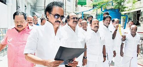 பேரவைக்குள் குட்கா, பான்மசாலா கொண்டுவந்ததால் பரபரப்பு﻿: திமுக உறுப்பினர்கள் மீது உரிமை மீறல் பிரச்சினை﻿ - அவை உரிமை குழுவுக்கு அனுப்பினார் பேரவைத் தலைவர்﻿