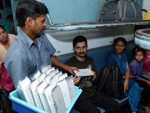 ஐஆர்சிடிசி சார்பில் 2 வாரங்களில் ரயில் நிலையங்களிலேயே உணவு தயாரிக்க திட்டம்: சமையலறைப் பெட்டி நீக்கப்படுகிறது﻿﻿