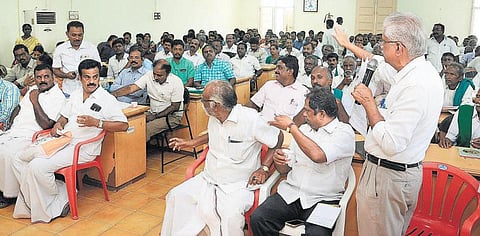 வைகை அணையை எந்த காலத்திலும் தூர்வார மாட்டீங்க﻿: குறைதீர் கூட்டத்தில் அதிகாரிகளிடம் விவசாயிகள் விரக்தி﻿﻿