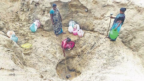 கோடை முடிந்தும் கொளுத்தும் வெயில்: குண்டாறில் ஊற்று தோண்டி குடிநீர் பிடிக்கும் கிராம மக்கள்﻿