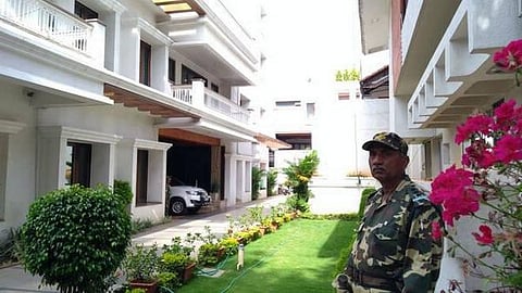 குஜராத் எம்எல்ஏக்களை பெங்களூருவில் தங்கவைத்துள்ள கர்நாடக அமைச்சரின் விடுதி, வீட்டில் வருமான வரித்துறை சோதனை