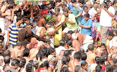 நாகை மாவட்டம் மயிலாடுதுறை துலா கட்டத்தில் கடைமுழுக்கு உற்சவம்: பல்லாயிரக்கணக்கானோர் புனித நீராடினர்