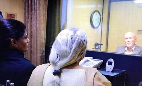 குல்பூஷண் ஜாதவின் மனைவி அணிந்து இருந்த ஷூவில் உலோகப் பொருள்: பாகிஸ்தான் விளக்கம்