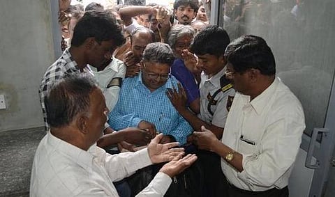 மாயமாகும் சில்வர் ஸ்பூன், டம்ளர்கள்: பெங்களூரு இந்திரா கேன்டீன் ஊழியர்கள் புலம்பல்