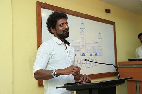 சுதந்திர போராளியைத் தேட தெரிந்தவர்களுக்கு, ஏன் கொள்ளைக்காரர்களை தேட தெரிவதில்லை: கலை இயக்குநர் காட்டம்