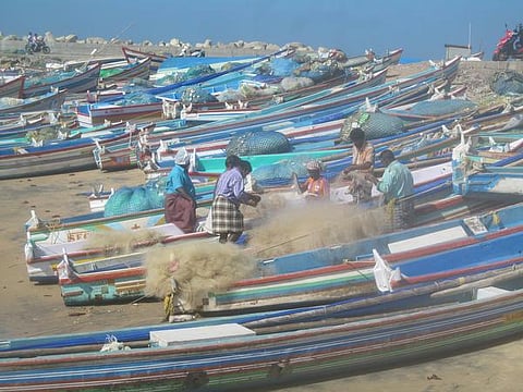 புயல் எச்சரிக்கை மேலும் 48 மணி நேரம் நீட்டிப்பு:600 மீனவர்கள் கரை திரும்பாததால் அச்சம்- ஒக்கி புயலுக்குப் பிறகு குமரி கடலோர கிராமங்களில் மீண்டும் பதற்றம்