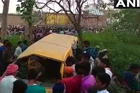 உ.பி.யில் பள்ளி வேன் மீது ரயில் மோதி விபத்து: 13 குழந்தைகள் பரிதாப பலி