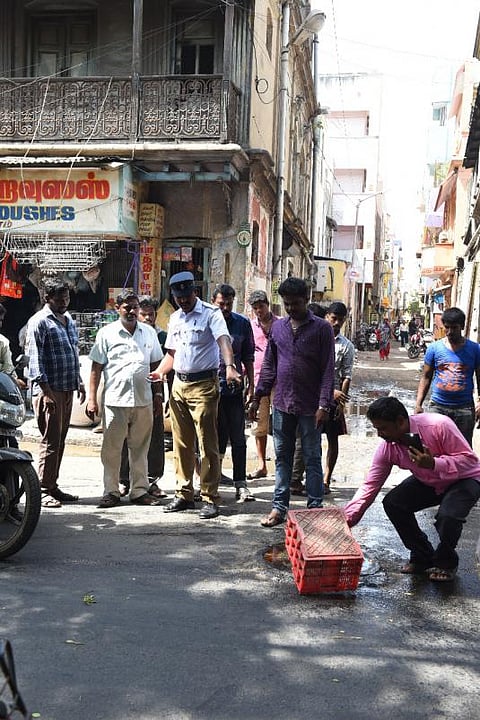 பேசும் படங்கள்: எண்ணெய் கசிவால் அல்லல்படும் வாகன ஓட்டிகள்