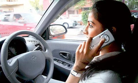 செல்போனில் பேசிக் கொண்டு கார் ஓட்டுவது தண்டனைக்குரிய குற்றமல்ல: உயர் நீதிமன்றம் உத்தரவு