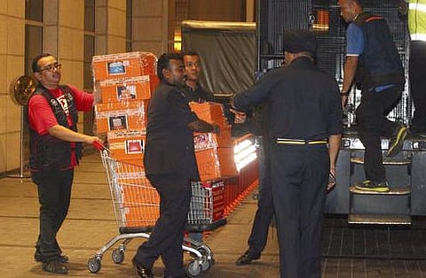 மலேசிய முன்னாள் பிரதமர் வீட்டில் சோதனை: விலை உயர்ந்த பொருட்கள் பறிமுதல்