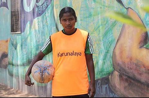 அறம் பழகு: சர்வதேச தெருவோரக் கால்பந்து போட்டிகளில் கலக்கும் சங்கீதாவின் கல்விக்கு உதவலாமே