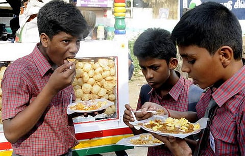 கல்லூரி, பல்கலை. வளாகங்களில் நொறுக்குத் தீனிகள் விற்க தடை: பல்கலைக்கழக மானியக் குழு உத்தரவு