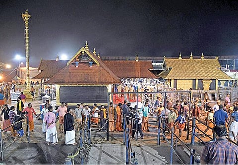 ஐப்பசி மாத பூஜைக்காக திறக்கப்பட்ட ﻿சபரிமலை கோயில் நடை சாத்தப்பட்டது﻿: ﻿போராட்டம் காரணமாக ஒரு பெண் கூட தரிசனம் செய்யவில்லை﻿