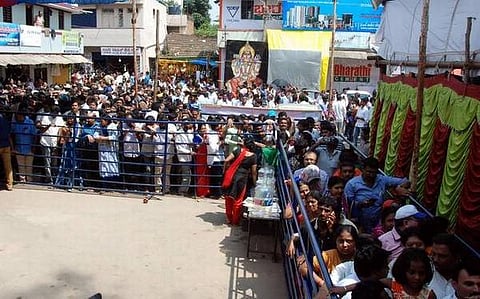 ஆண்டுக்கு ஒருமுறை திறக்கப்படும் ஹசனம்பா கோயில்; அதிசயத்தைக் காண திரளும் கர்நாடக மக்கள்: கேமிராவுக்கு தடை