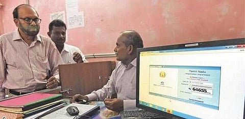 பத்திரப் பதிவின்போதே ஒப்புகை சீட்டு வழங்கும் வசதி அறிமுகம்: ﻿பட்டா மாறுதல் தொடர்பாக தனியாக விண்ணப்பிக்க தேவையில்லை﻿; ﻿நாளை முதல் பதிவு செய்யப்படும் ஆவணங்களுக்கு பொருந்தும் என பதிவுத்துறை தலைவர் தகவல்