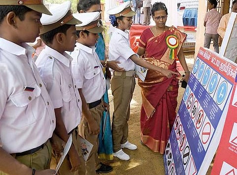 பெற்றோர்களே எச்சரிக்கையாக வண்டி ஓட்டுங்கள்; குட்டி போலீஸ் உங்களைக் கண்காணிக்கிறது