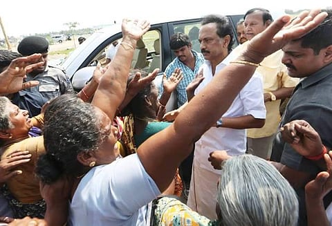 முதல்வர் பழனிசாமிக்கு இருப்பது இருதயமா? இரும்பா?;  அதிமுக ஆட்சியாளர்கள் மக்களின் உயிருடன் விளையாடுகிறார்கள்: ஸ்டாலின் 