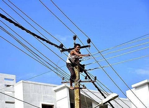 புயல் கடந்து சென்று 5 நாட்களாகியும்﻿ ﻿இருளில் தவிக்கும் மக்கள்﻿
