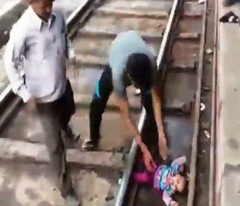 ரயில் தண்டவாளத்துக்கு அடியில் சிக்கி
காயமின்றி தப்பிய ஒருவயது குழந்தை : வைரலாகும் வீடியோ