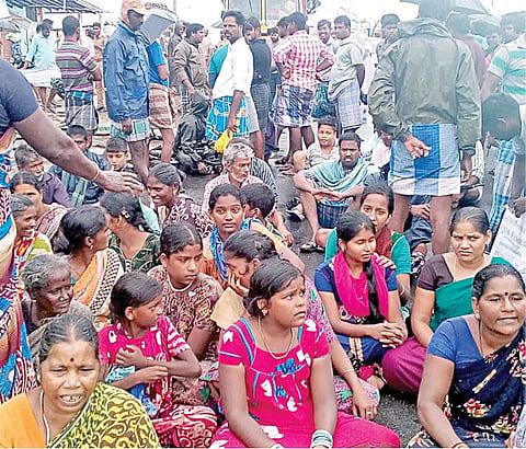 டெல்டா மாவட்டங்களில் 5-வது நாளாக﻿ ﻿உணவு, நீரின்றி மக்கள் தவிப்பு﻿: ﻿ஆறுதல் அளிக்கும் தன்னார்வலர்களின் உதவிகள்﻿