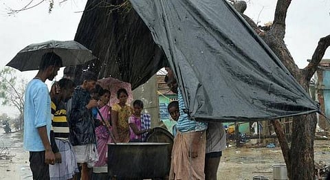 குக்கிராமங்களைச் சூறையாடிய கஜா புயல்:  எங்களிடம் ஒன்றுமேயில்லை... கண்ணீரில் நாகை கிராம மக்கள்