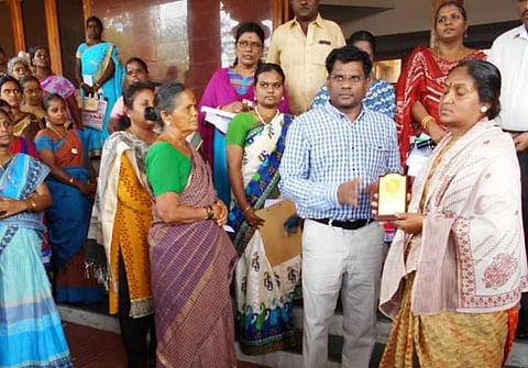 ஓய்வுபெற்ற 92 வயது ராணுவ வீரர் திருவண்ணாமலை ஆட்சியரிடம் கண்ணீர் புகார்