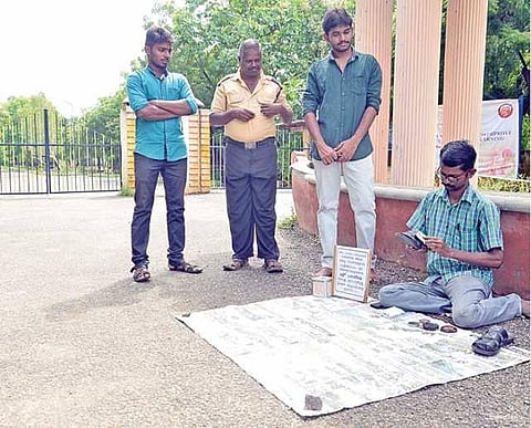 மாணவர்களின் காலணிகளை சுத்தம் செய்து புயல் நிவாரண நிதி திரட்டும் இளைஞர்
