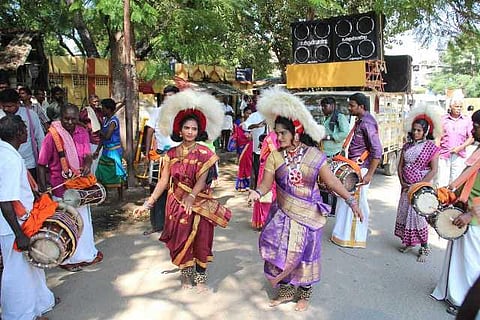 சாலைகளில் கிராமிய நடனங்கள் ஆடியபடி ‘கஜா’ நிவாரண நிதி வசூல்: டெல்டா மாவட்டங்களுக்கு கைகொடுத்த நாட்டுப்புற கலைஞர்கள்