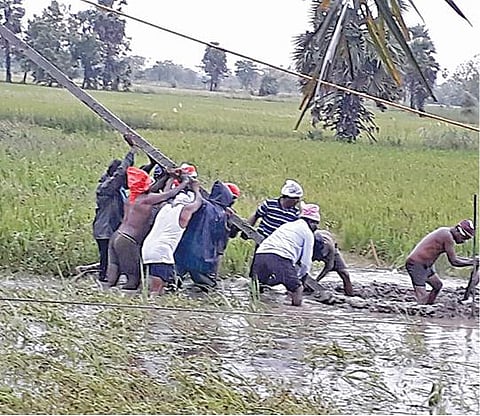புயல் தாக்குதலில் சிக்கி இருளில் மூழுகிய கிராமங்களில் மின் வாரிய தொழிலாளர்கள் தீவிர பணி﻿: மழையையும் பொருட்படுத்தாமல் சீரமைப்பில் மும்முரம்