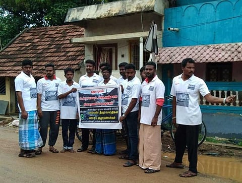 கஜா புயலில் பாதிக்கப்பட்டோருக்கு ‘வாட்ஸ் அப்’ மூலம் நிவாரணப் பொருட்களைத்  திரட்டி வழங்கிய பாம்பன் மீனவ இளைஞர்கள்